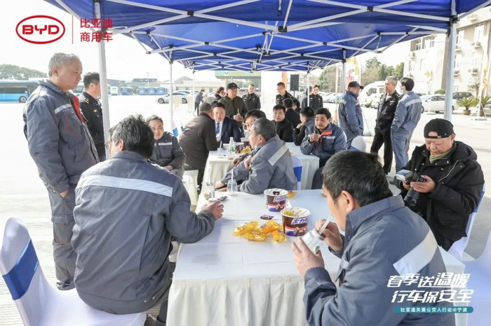 致敬廣大公交人！比亞迪讓溫暖延續(xù)，助安全前行6.jpg