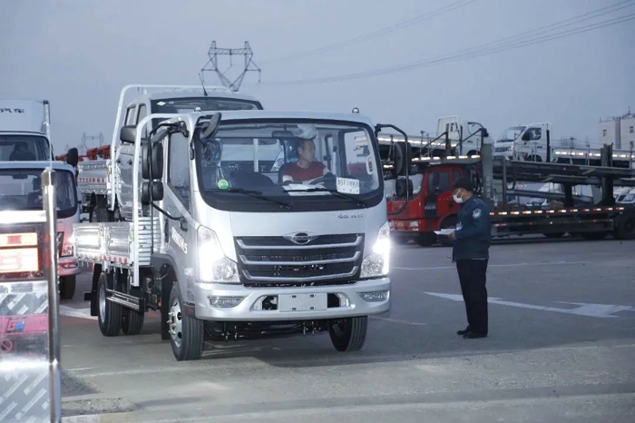 日產(chǎn)1200輛！福田汽車諸城廠區(qū)“火力全開”2.jpg
