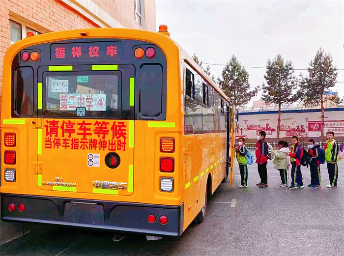小學生排隊乘坐中通校車.jpg