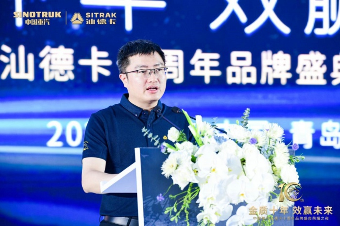 ?【第一商用車網(wǎng) 原創(chuàng)】2023年7月2日，中國(guó)重汽汕德卡在青島奧帆中心舉行了“金質(zhì)十年 效贏未來”汕德卡十周年品牌盛典榮耀之夜活動(dòng)，以一場(chǎng)榮耀盛典回顧十年榮光，并以此開啟下一個(gè)“汕德卡”時(shí)代。
