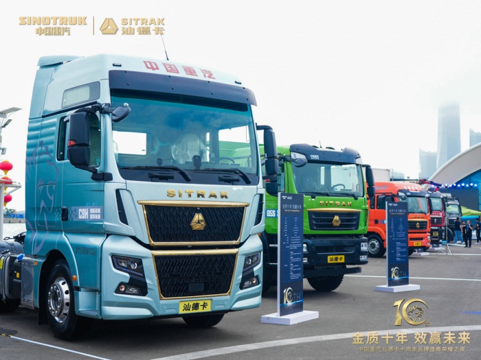 ?【第一商用車網(wǎng) 原創(chuàng)】2023年7月2日，中國(guó)重汽汕德卡在青島奧帆中心舉行了“金質(zhì)十年 效贏未來”汕德卡十周年品牌盛典榮耀之夜活動(dòng)，以一場(chǎng)榮耀盛典回顧十年榮光，并以此開啟下一個(gè)“汕德卡”時(shí)代。