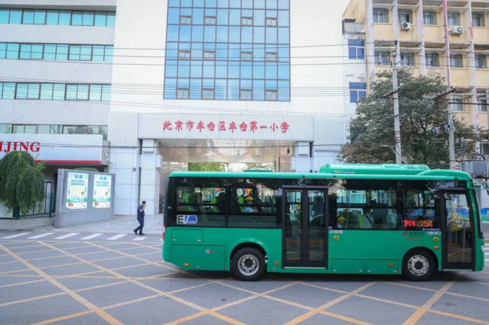 福田歐輝通學(xué)公交車(chē)行業(yè)首發(fā).jpg