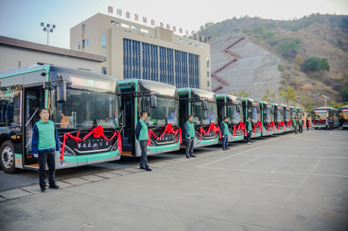 新年“開門紅”，100輛宇通客車交付攀枝花3.png