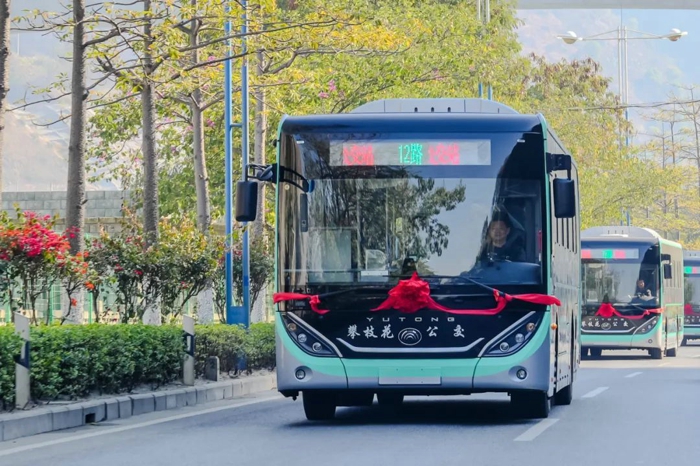 新年“開門紅”，100輛宇通客車交付攀枝花4.jpg