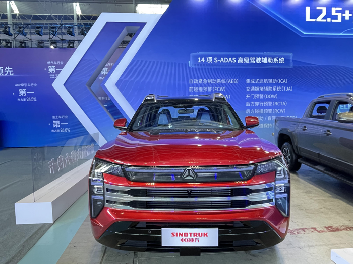 未來派先鋒大皮卡先鋒官F16亮相中國重汽2024年合作伙伴大會(huì)4.png