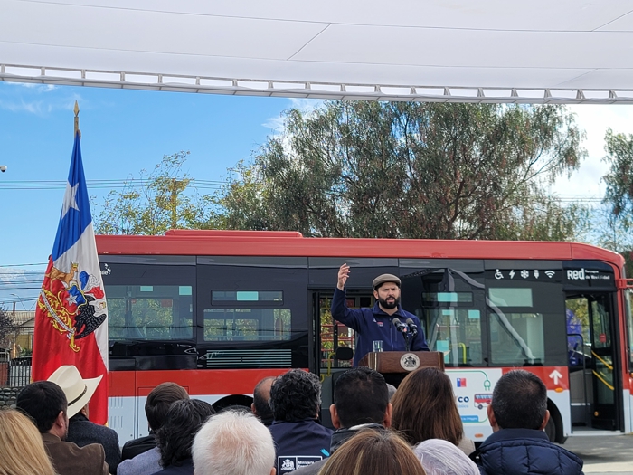 智利時(shí)間2024年5月9日，中通客車公司純電動(dòng)車批量交付儀式在智利奧希金省蘭卡瓜市成功舉行。智利總統(tǒng)加夫列爾· 博里奇、智利交通部長(zhǎng)胡安·卡洛斯·穆尼奧斯、智利奧希金州長(zhǎng)帕布羅·席爾瓦·阿瑪雅出席儀式并講話。