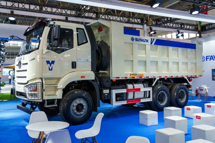 一汽解放與中交車輛聯名品牌新品亮相北京商用車展2.jpg