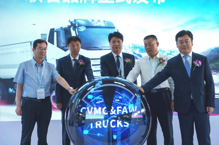一汽解放與中交車輛聯名品牌新品亮相北京商用車展5.jpg