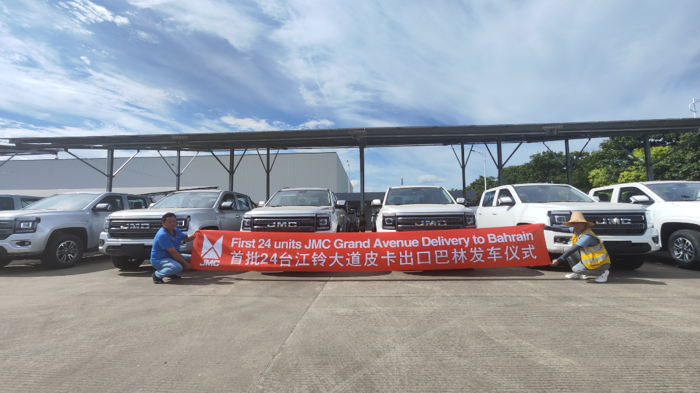 首批24臺江鈴大道皮卡出口巴林發車.png