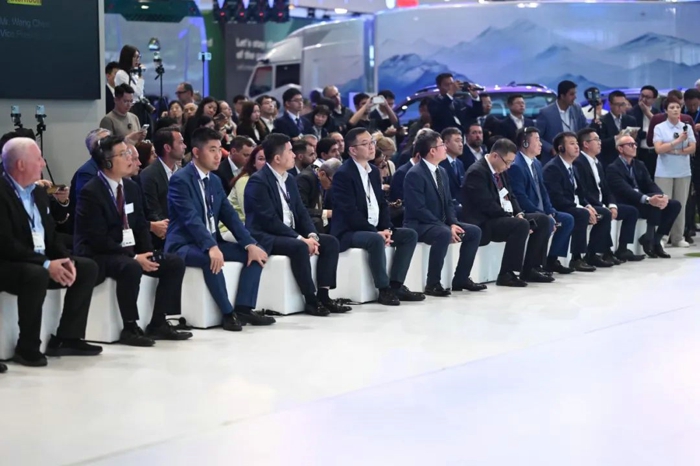 9月17日，全球規(guī)模最大、最具影響力的商用車博覽會(huì)——2024德國(guó)漢諾威國(guó)際商用車展（IAA）正式開幕。山東重工旗下濰柴集團(tuán)、中國(guó)重汽、陜重汽、法士特、漢德車橋、中通客車、亞星客車等權(quán)屬公司攜全鏈最新綠色智能產(chǎn)品重磅亮相展會(huì)。山東重工集團(tuán)黨委副書記、總經(jīng)理王志堅(jiān)帶隊(duì)巡展，并參加新品發(fā)布會(huì)