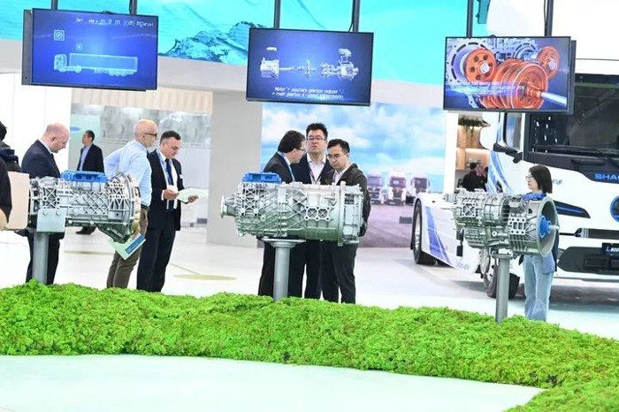 9月17日，全球規(guī)模最大、最具影響力的商用車博覽會(huì)——2024德國(guó)漢諾威國(guó)際商用車展（IAA）正式開幕。山東重工旗下濰柴集團(tuán)、中國(guó)重汽、陜重汽、法士特、漢德車橋、中通客車、亞星客車等權(quán)屬公司攜全鏈最新綠色智能產(chǎn)品重磅亮相展會(huì)。山東重工集團(tuán)黨委副書記、總經(jīng)理王志堅(jiān)帶隊(duì)巡展，并參加新品發(fā)布會(huì)