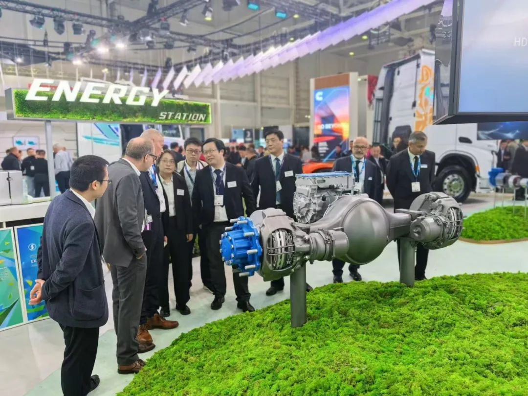 9月17日，全球規(guī)模最大、最具影響力的商用車博覽會(huì)——2024德國(guó)漢諾威國(guó)際商用車展（IAA）正式開幕。山東重工旗下濰柴集團(tuán)、中國(guó)重汽、陜重汽、法士特、漢德車橋、中通客車、亞星客車等權(quán)屬公司攜全鏈最新綠色智能產(chǎn)品重磅亮相展會(huì)。山東重工集團(tuán)黨委副書記、總經(jīng)理王志堅(jiān)帶隊(duì)巡展，并參加新品發(fā)布會(huì)