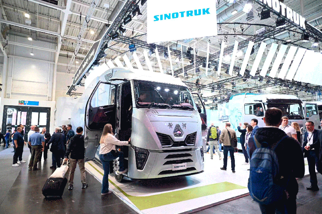 9月17日，全球規(guī)模最大、最具影響力的商用車博覽會(huì)——2024德國(guó)漢諾威國(guó)際商用車展（IAA）正式開幕。山東重工旗下濰柴集團(tuán)、中國(guó)重汽、陜重汽、法士特、漢德車橋、中通客車、亞星客車等權(quán)屬公司攜全鏈最新綠色智能產(chǎn)品重磅亮相展會(huì)。山東重工集團(tuán)黨委副書記、總經(jīng)理王志堅(jiān)帶隊(duì)巡展，并參加新品發(fā)布會(huì)