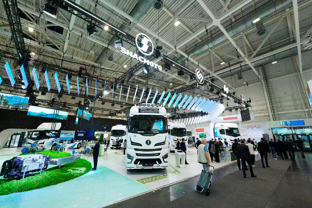 9月17日，全球規(guī)模最大、最具影響力的商用車博覽會(huì)——2024德國(guó)漢諾威國(guó)際商用車展（IAA）正式開幕。山東重工旗下濰柴集團(tuán)、中國(guó)重汽、陜重汽、法士特、漢德車橋、中通客車、亞星客車等權(quán)屬公司攜全鏈最新綠色智能產(chǎn)品重磅亮相展會(huì)。山東重工集團(tuán)黨委副書記、總經(jīng)理王志堅(jiān)帶隊(duì)巡展，并參加新品發(fā)布會(huì)