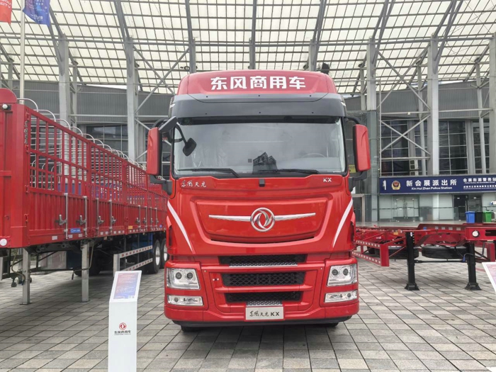 東風天龍KX燃油牽引車龍擎520馬力2.jpg