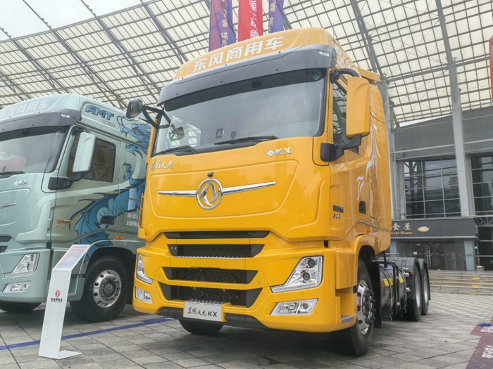 東風天龍KX燃氣牽引車（側置氣瓶）康明斯630馬力2 (1).jpg