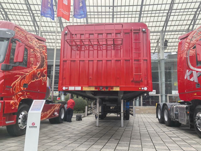 東風商用車展出的倉柵式運輸半掛車2.jpg