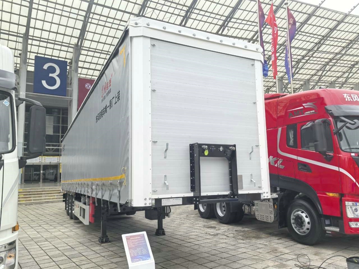 東風商用車展出的側簾廂式運輸半掛車2.jpg