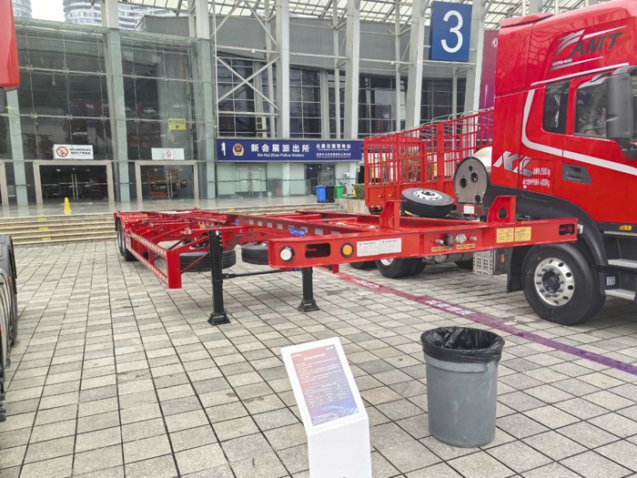 東風商用車展出的集裝箱運輸半掛車2.jpg