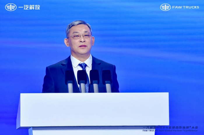 【第一商用車網(wǎng) 原創(chuàng)】2024年12月12日，一汽解放在青島舉行2025全球合作伙伴+大會，交出了2024年的“成績單”：整車銷售逆勢增長7.4%，國內(nèi)中重卡份額穩(wěn)居第一，出口銷量攀至6萬輛新高度，新能源產(chǎn)品連續(xù)兩年翻倍增長，9個(gè)細(xì)分市場行業(yè)第一……會上，一汽解放又提出了新一年的目標(biāo)：2025年整車銷量目標(biāo)33萬輛，同比提升27%，其中海外8萬輛、新能源4.6萬輛。