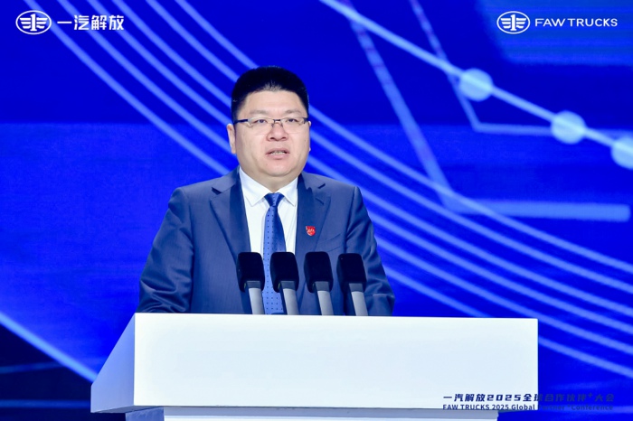 【第一商用車網(wǎng) 原創(chuàng)】2024年12月12日，一汽解放在青島舉行2025全球合作伙伴+大會，交出了2024年的“成績單”：整車銷售逆勢增長7.4%，國內(nèi)中重卡份額穩(wěn)居第一，出口銷量攀至6萬輛新高度，新能源產(chǎn)品連續(xù)兩年翻倍增長，9個(gè)細(xì)分市場行業(yè)第一……會上，一汽解放又提出了新一年的目標(biāo)：2025年整車銷量目標(biāo)33萬輛，同比提升27%，其中海外8萬輛、新能源4.6萬輛。