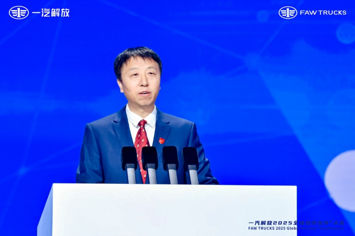 【第一商用車網(wǎng) 原創(chuàng)】2024年12月12日，一汽解放在青島舉行2025全球合作伙伴+大會，交出了2024年的“成績單”：整車銷售逆勢增長7.4%，國內(nèi)中重卡份額穩(wěn)居第一，出口銷量攀至6萬輛新高度，新能源產(chǎn)品連續(xù)兩年翻倍增長，9個(gè)細(xì)分市場行業(yè)第一……會上，一汽解放又提出了新一年的目標(biāo)：2025年整車銷量目標(biāo)33萬輛，同比提升27%，其中海外8萬輛、新能源4.6萬輛。