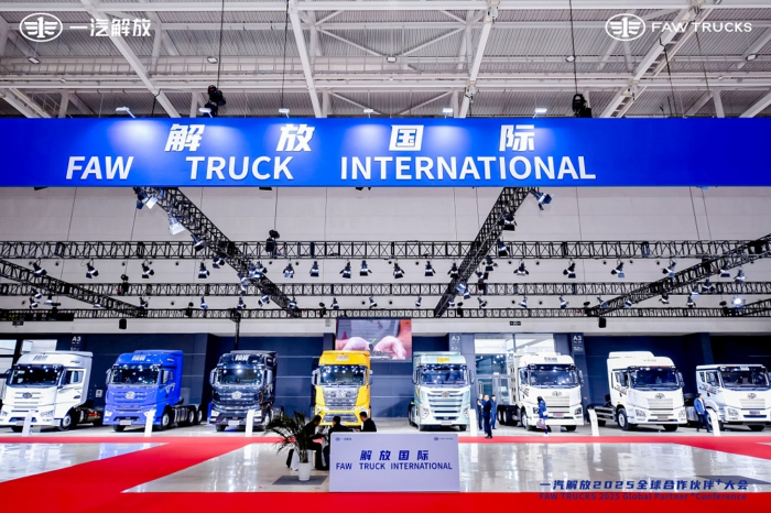 【第一商用車網(wǎng) 原創(chuàng)】2024年12月12日，一汽解放在青島舉行2025全球合作伙伴+大會，交出了2024年的“成績單”：整車銷售逆勢增長7.4%，國內(nèi)中重卡份額穩(wěn)居第一，出口銷量攀至6萬輛新高度，新能源產(chǎn)品連續(xù)兩年翻倍增長，9個(gè)細(xì)分市場行業(yè)第一……會上，一汽解放又提出了新一年的目標(biāo)：2025年整車銷量目標(biāo)33萬輛，同比提升27%，其中海外8萬輛、新能源4.6萬輛。