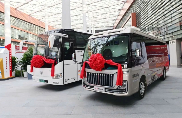 中國一汽向中國職工發(fā)展基金會捐贈解放等移動(dòng)體檢車2.jpg