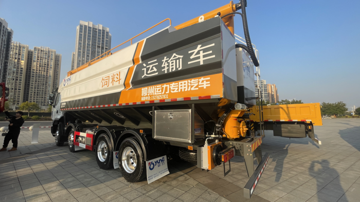 乘龍H5散裝飼料運輸車為何能成行業銷冠？2.png