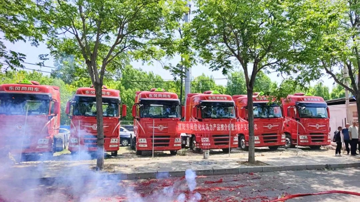 首批10輛東風(fēng)天龍危化牽引車交付客戶4.jpg