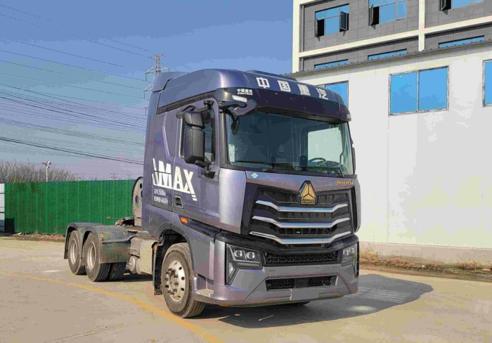 重汽豪沃MAX LNG牽引車，搭載銷量第一的濰柴13L燃氣發動機，480馬力.jpg
