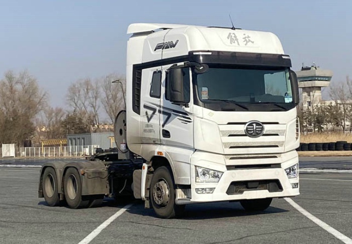 解放J7燃氣牽引車，搭載解放動力.jpg