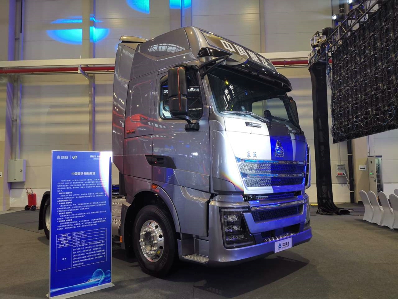 重汽豪沃TH7系列4×2牽引車（豪華版），搭載MC11發動機，國六