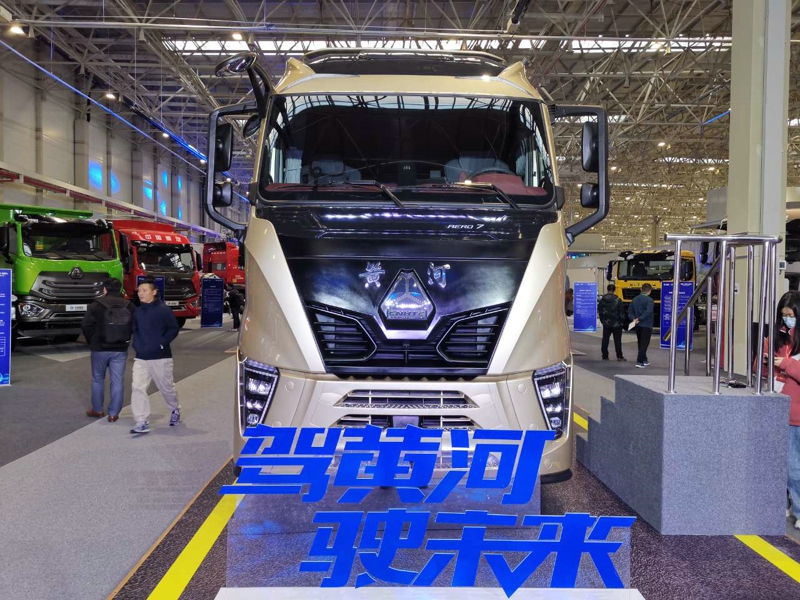 重汽黃河X7 4×2牽引車，搭載重汽MC13H發動機，國六