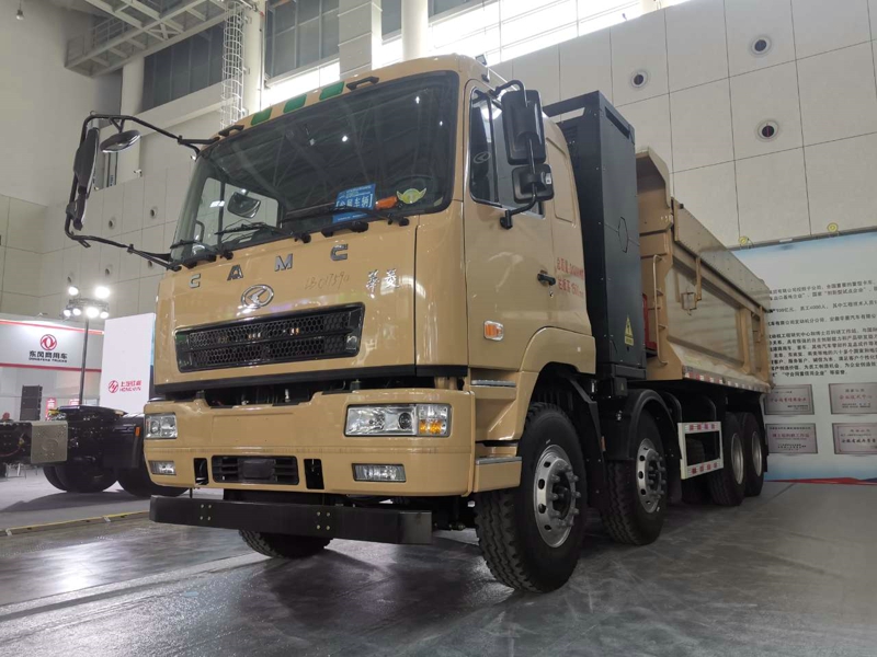 漢馬科技展出了3款新能源重卡，分別是：漢馬H7換電牽引車、漢馬純電動自卸車、星馬純電動攪拌車。漢馬H7換電牽引車是當(dāng)下炙手可熱的熱門車型，曾多次批量交付客戶。圖為華菱電動工程車