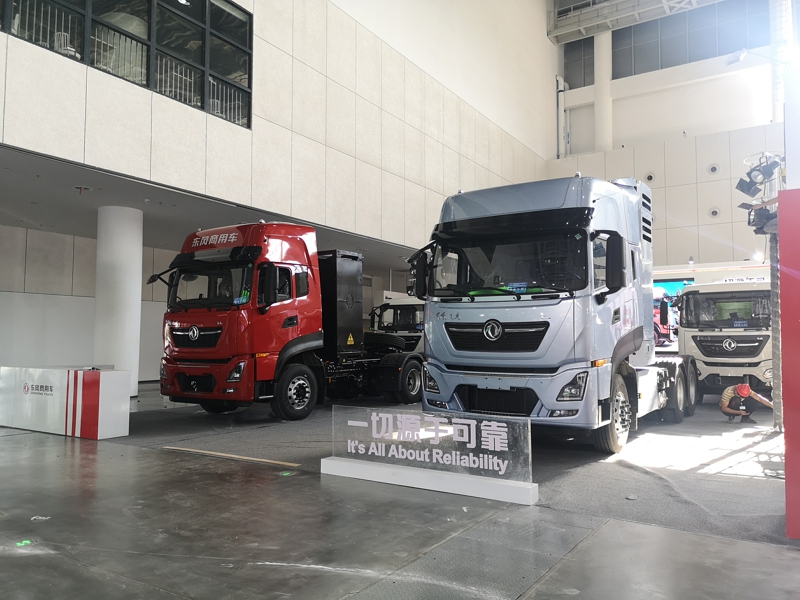 東風(fēng)商用車展出了4款新能源產(chǎn)品，其中兩款是牽引車，兩款是專用車。圖為東風(fēng)商用車展車