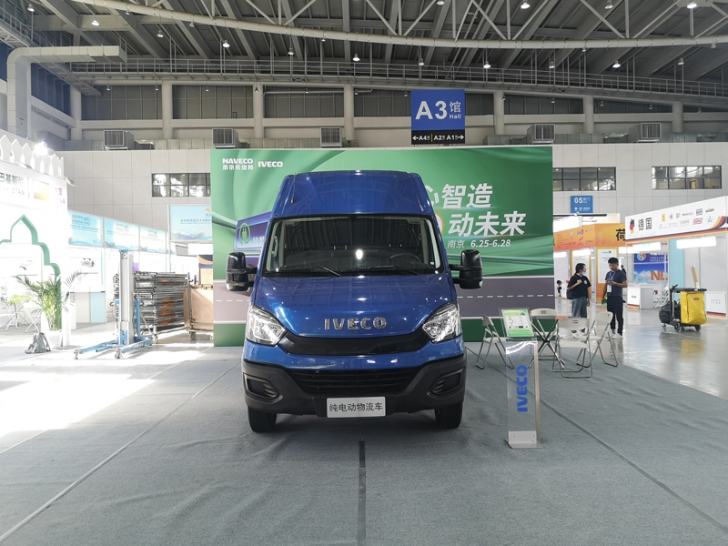 南京依維柯作為東道主，展出了一款歐勝EV45純電動廂式物流車。這款車搭載寧德時代磷酸鐵鋰電池，容量為90.7kwh，勻速續(xù)駛里程達402公里。圖為南京依維柯歐勝EV45純電動廂式物流車