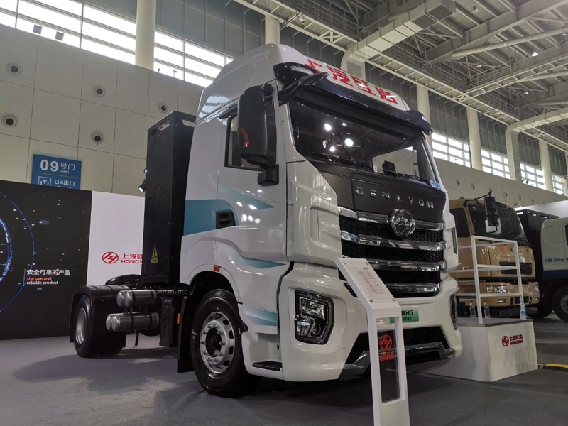 上汽紅巖展出3款牽引車，其中兩款是純電動牽引車，一款是燃料電池牽引車。圖為紅巖杰獅H6 4×2純電動牽引車