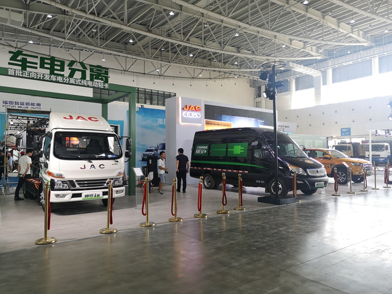 江淮汽車展出3款產(chǎn)品：帥鈴i5-車電分離式純電動輕卡、帥鈴i5-R350純電動輕客物流車、帥鈴i3-T330純電動皮卡。其中，帥鈴i5-車電分離式純電動輕卡很可能是本屆大會中唯一一款采用換電模式的純電動輕卡。圖為江淮汽車展出三款車型