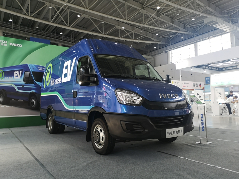 南京依維柯作為東道主，展出了一款歐勝EV45純電動廂式物流車。這款車搭載寧德時代磷酸鐵鋰電池，容量為90.7kwh，勻速續(xù)駛里程達402公里。圖為南京依維柯歐勝EV45純電動廂式物流車