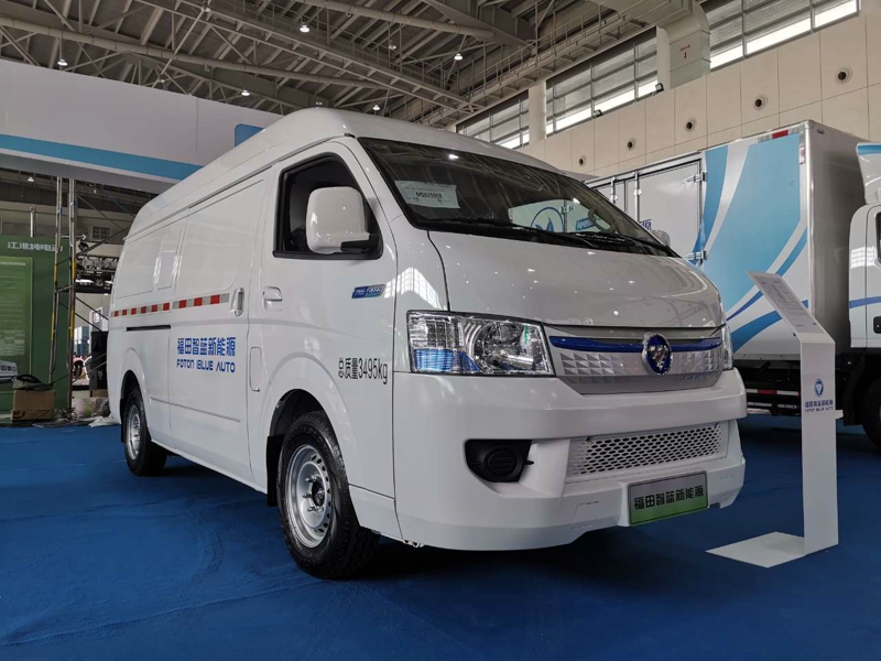 福田汽車展出3款產(chǎn)品，分別是風(fēng)景智藍純電動廂式物流車，智藍純電動輕卡、智藍純電動重卡。圖為風(fēng)景智藍純電動廂式物流車