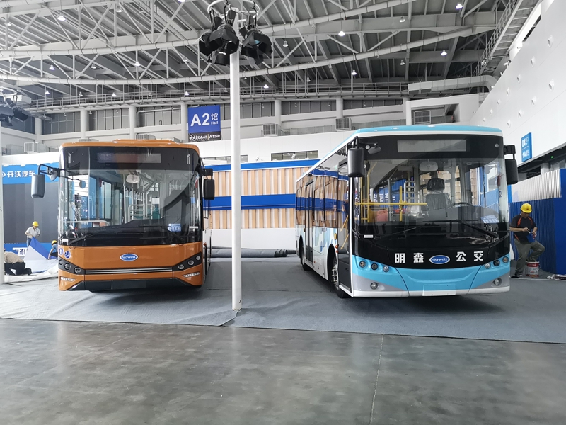 同樣作為東道主的開沃則展出了兩款客車產(chǎn)品，且均為公交車。圖為開沃汽車展出兩款客車