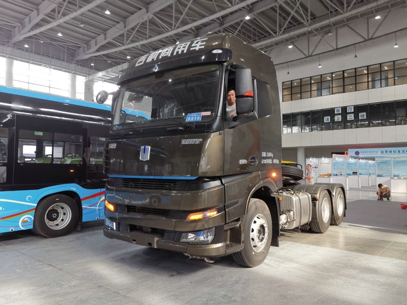 吉利遠程汽車在本次大會展出輕卡、重卡、客車各一款，其中重卡為吉利遠程甲醇重卡，客車為吉利星際客車，輕卡則有可能是吉利遠程即將推出的新產(chǎn)品。圖為吉利商用車展出的重卡